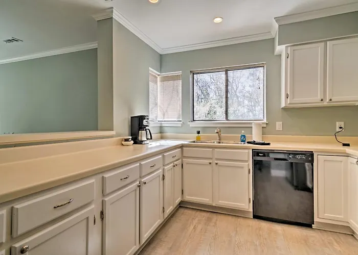 Updated Hilton Head Condo Balcony, Walk To Beach