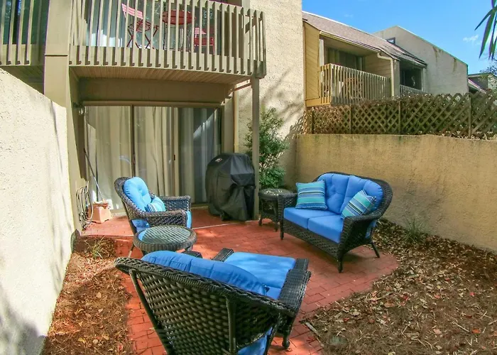 Home With Private Courtyard - Walk To Coligny Beach!