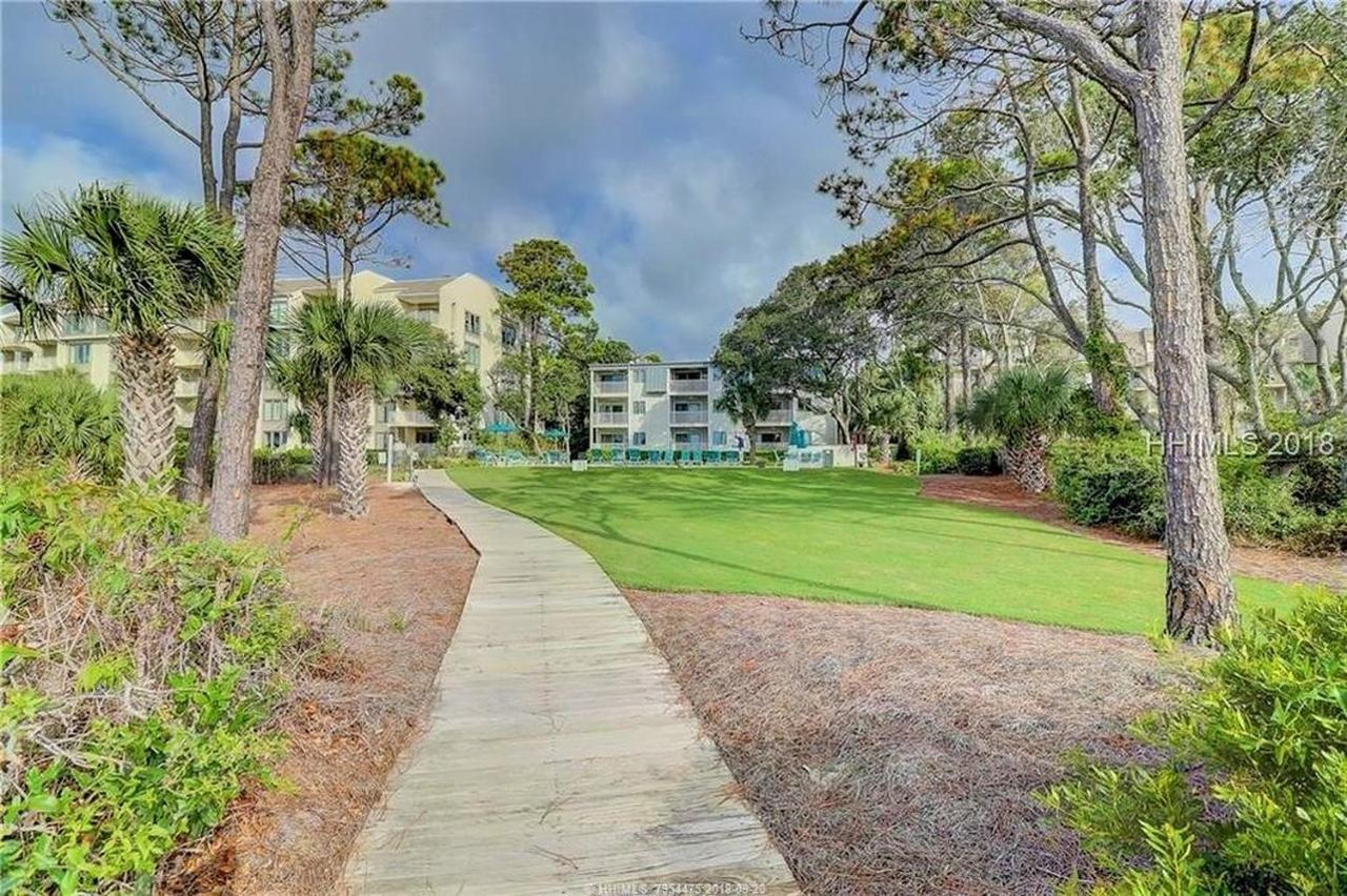 Oceanfront Retreat: Beachside Luxury At Coligny Villa *