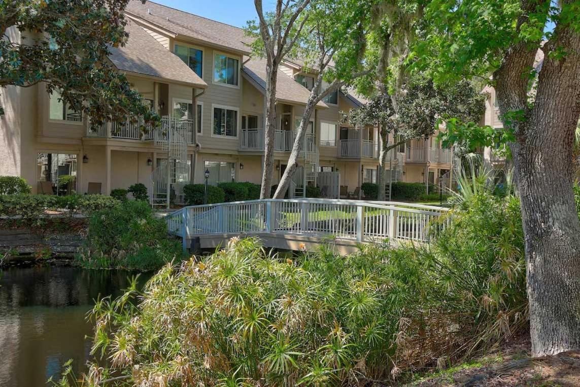 Hilton Head With Balcony Walk To Beach! Villa