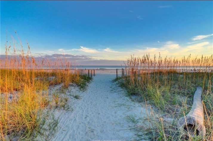 Hilton Head With Balcony Walk To Beach! Villa