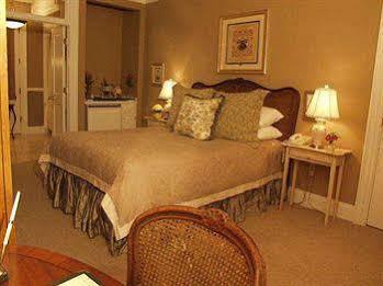 Main Street & Hotel Hilton Head Island