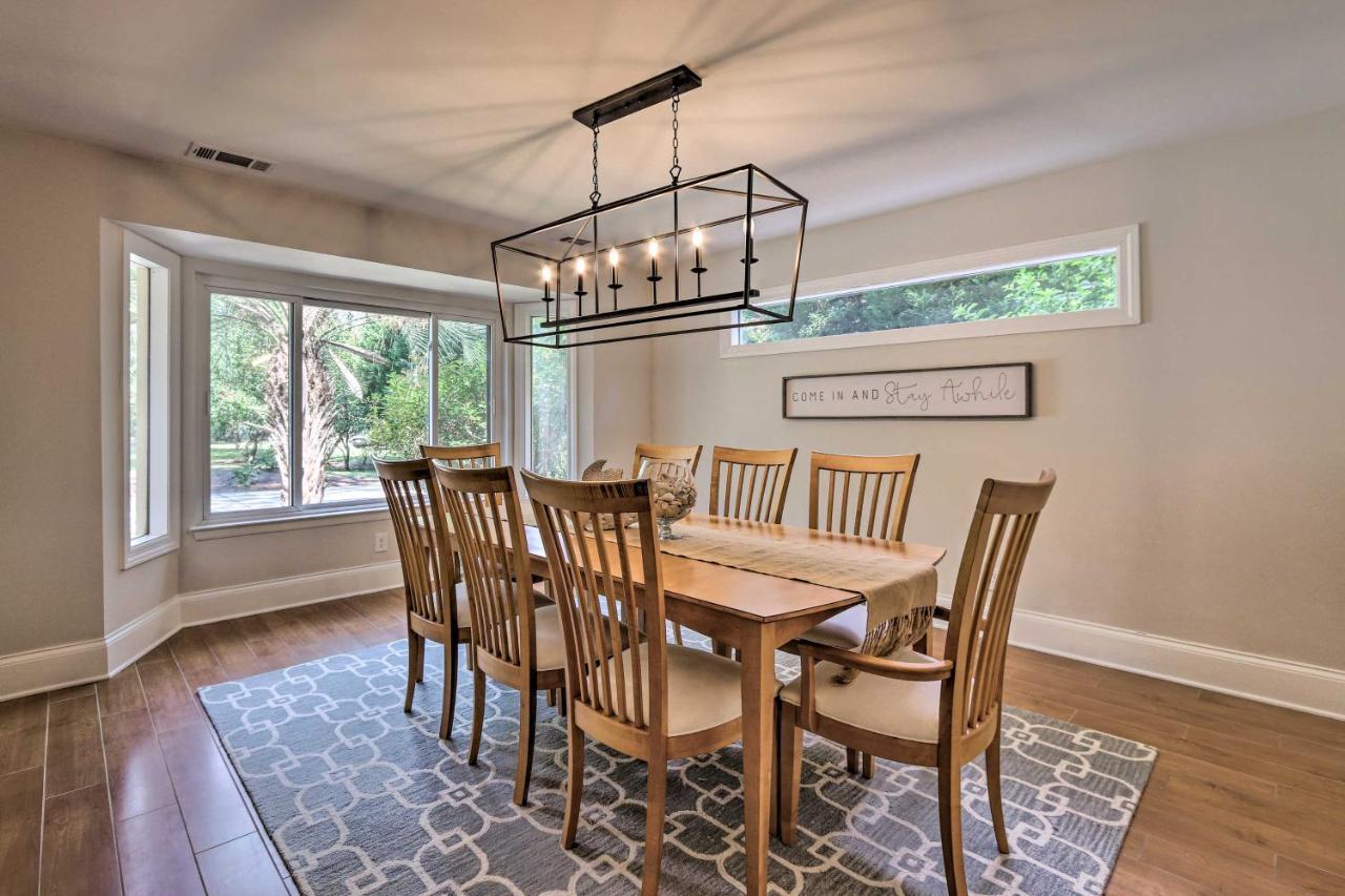 Modern Retreat With Patio And Bbq Less Than 1 Mi To Beach! Holiday home