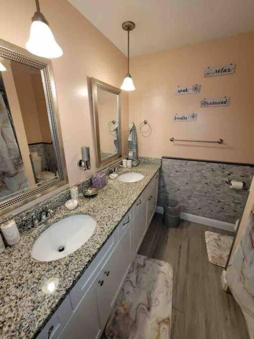 Elegant 2-bedroom Pet-friendly W 2 Parking Spaces Apartment Hilton Head Island