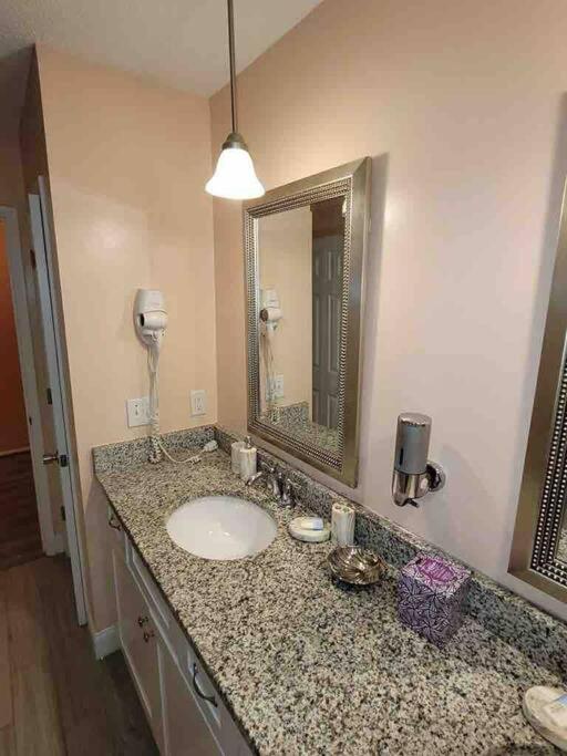 Elegant 2-bedroom Pet-friendly W 2 Parking Spaces Apartment