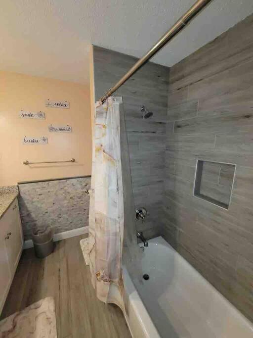 Elegant 2-bedroom Pet-friendly W 2 Parking Spaces Apartment Hilton Head Island