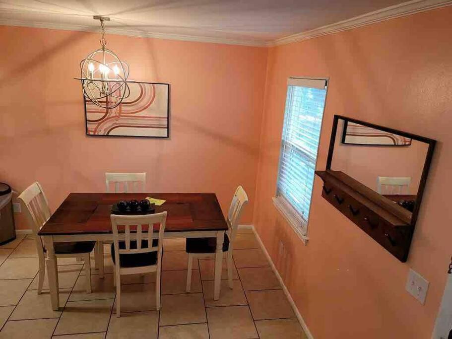 Apartment Elegant 2-bedroom Pet-friendly W 2 Parking Spaces