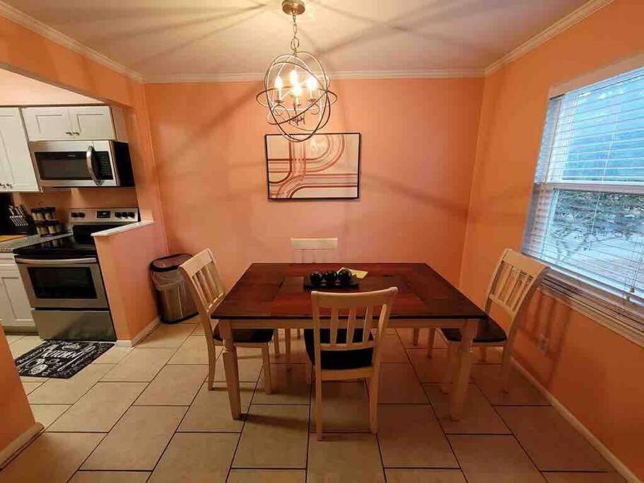 Elegant 2-bedroom Pet-friendly W 2 Parking Spaces Apartment