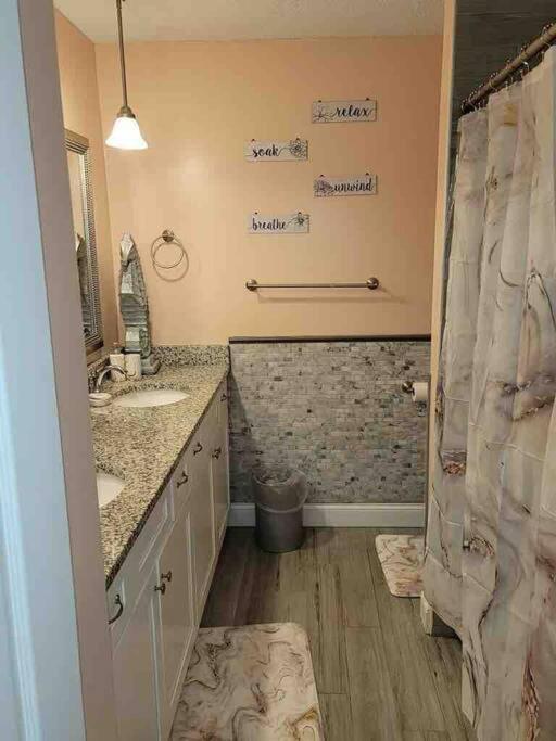 Apartment Elegant 2-bedroom Pet-friendly W 2 Parking Spaces *
