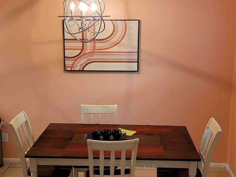 Elegant 2-bedroom Pet-friendly W 2 Parking Spaces Apartment *