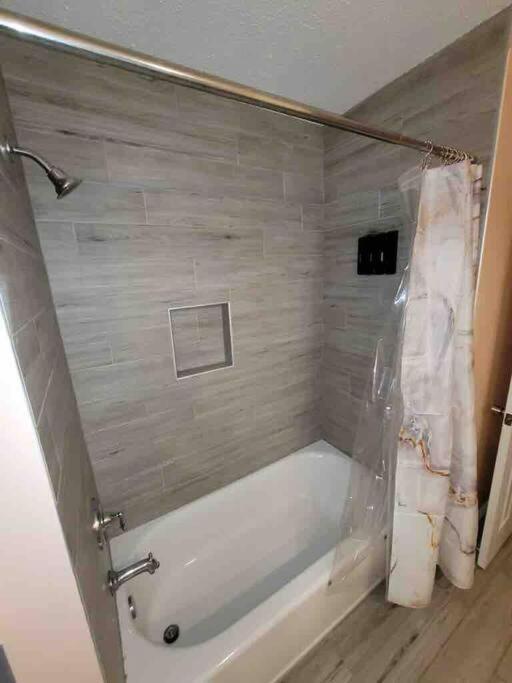 Apartment Elegant 2-bedroom Pet-friendly W 2 Parking Spaces