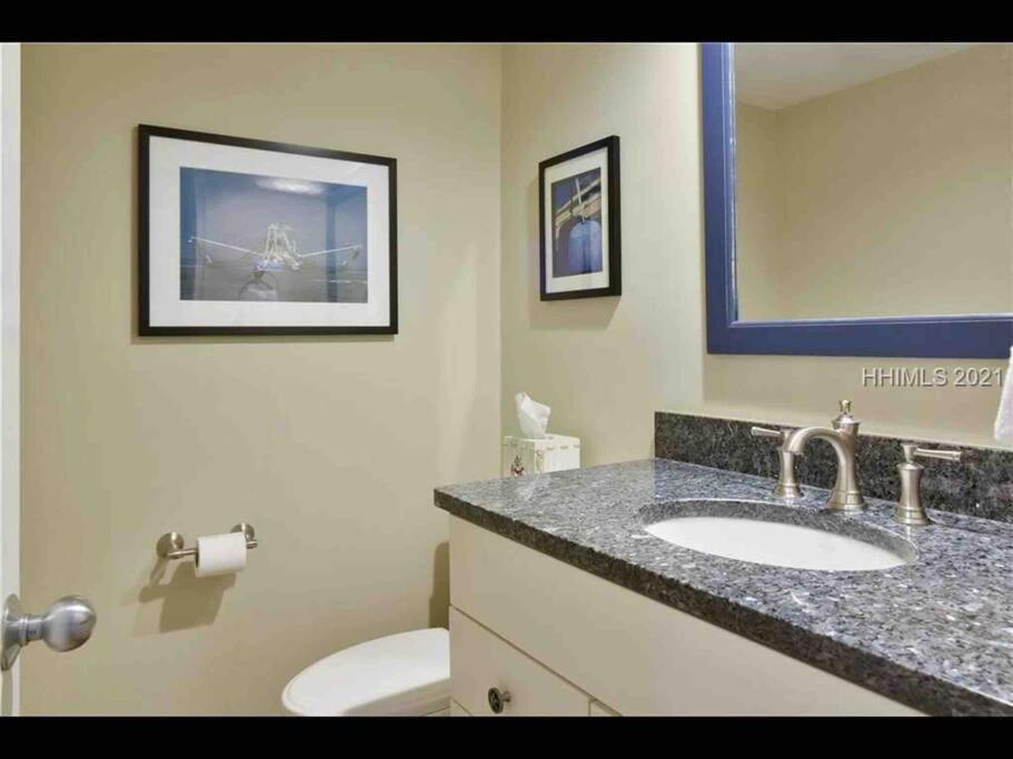 In The Heart Of Harbour Town 2br 2ba Pool Access Close To *