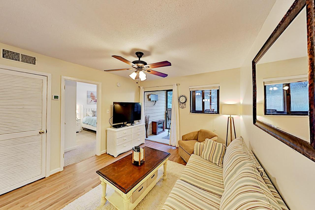 Apartment On Port Royal Sound Iii *