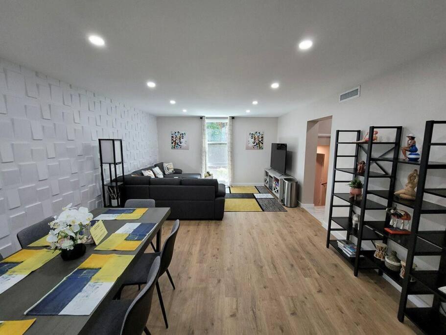 Contemporary Bliss-newly Renovated Cozy *