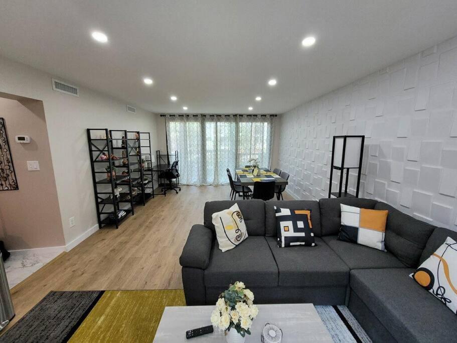 Contemporary Bliss-newly Renovated Cozy *