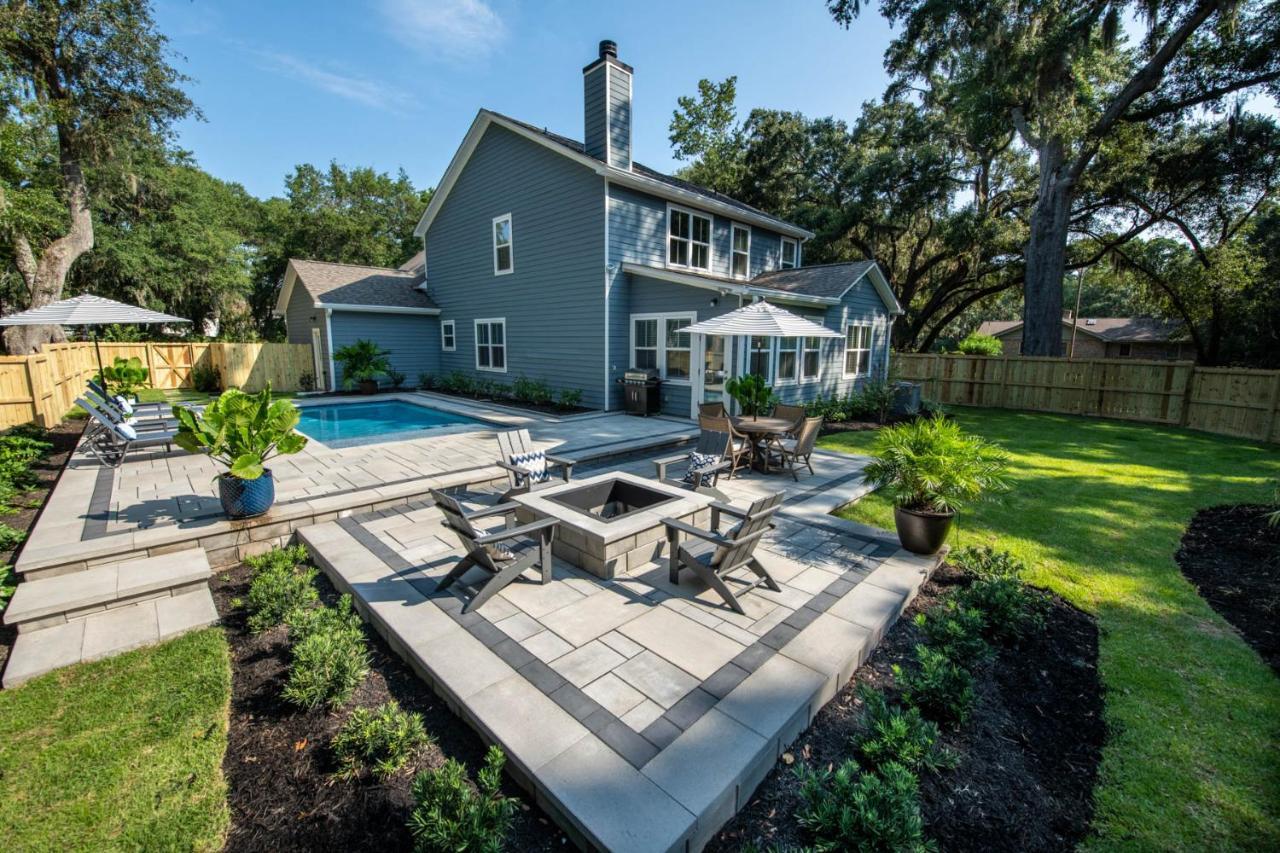 Luxury House W/ Backyard Oasis. Heated Pool. Holiday home *