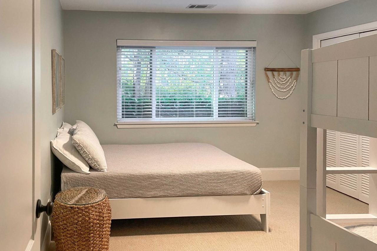 Holiday home Modern Retreat With Patio And Bbq Less Than 1 Mi To Beach!