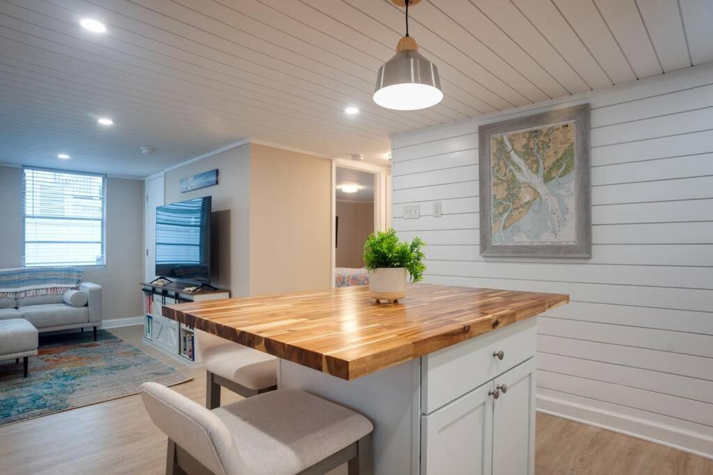 Renovated Cottage: 4th Row From The Beach! *