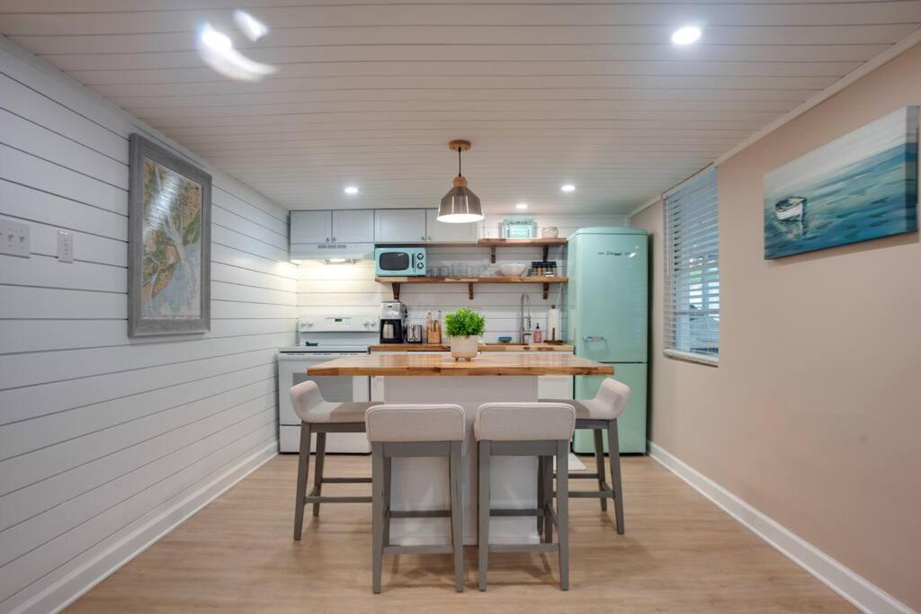 Holiday home Renovated Cottage: 4th Row From The Beach!