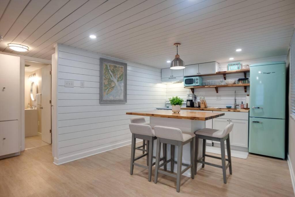 Renovated Cottage: 4th Row From The Beach! Holiday home