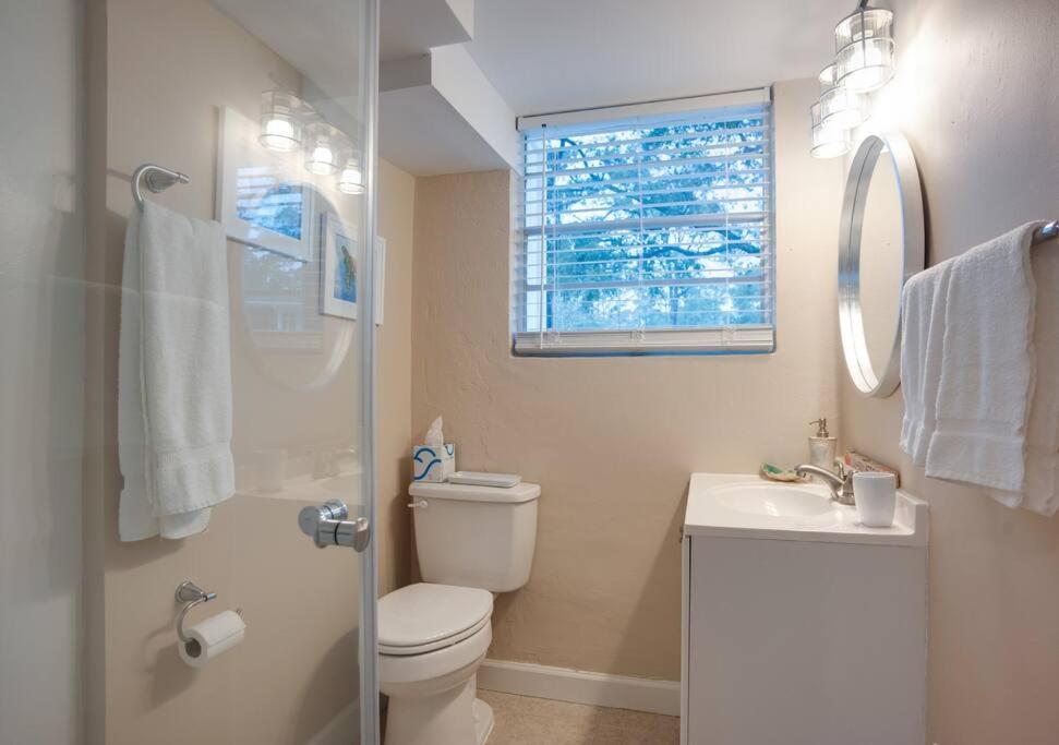 Holiday home Renovated Cottage: 4th Row From The Beach! Hilton Head Island