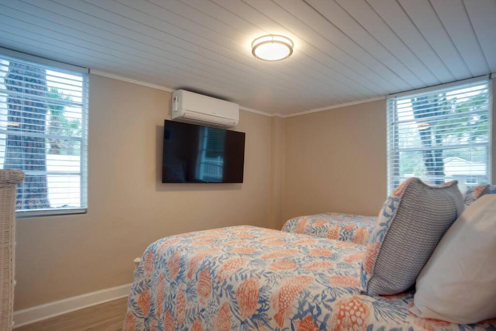 Renovated Cottage: 4th Row From The Beach! Holiday home *