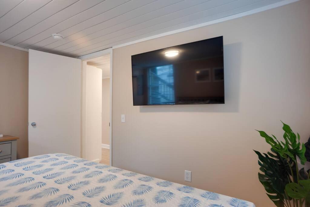 Renovated Cottage: 4th Row From The Beach! Hilton Head Island