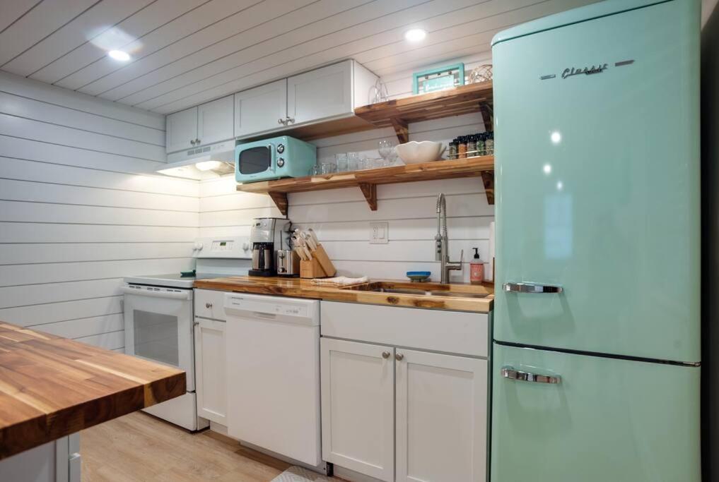 Renovated Cottage: 4th Row From The Beach! Holiday home Hilton Head Island