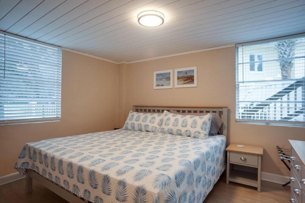 Renovated Cottage: 4th Row From The Beach! Holiday home Hilton Head Island