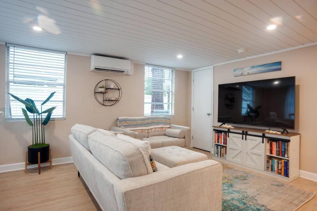 Renovated Cottage: 4th Row From The Beach! Holiday home