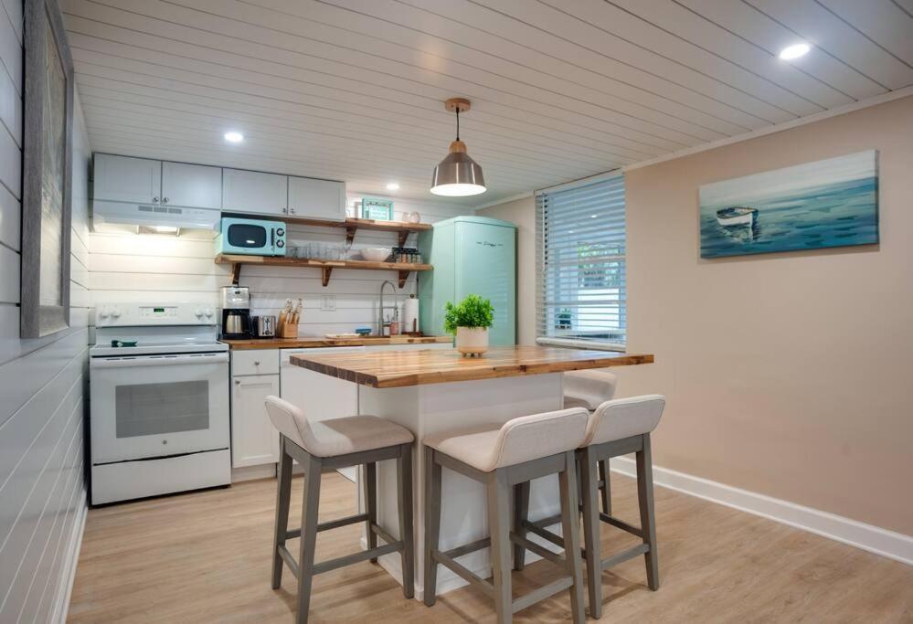 Renovated Cottage: 4th Row From The Beach! Holiday home