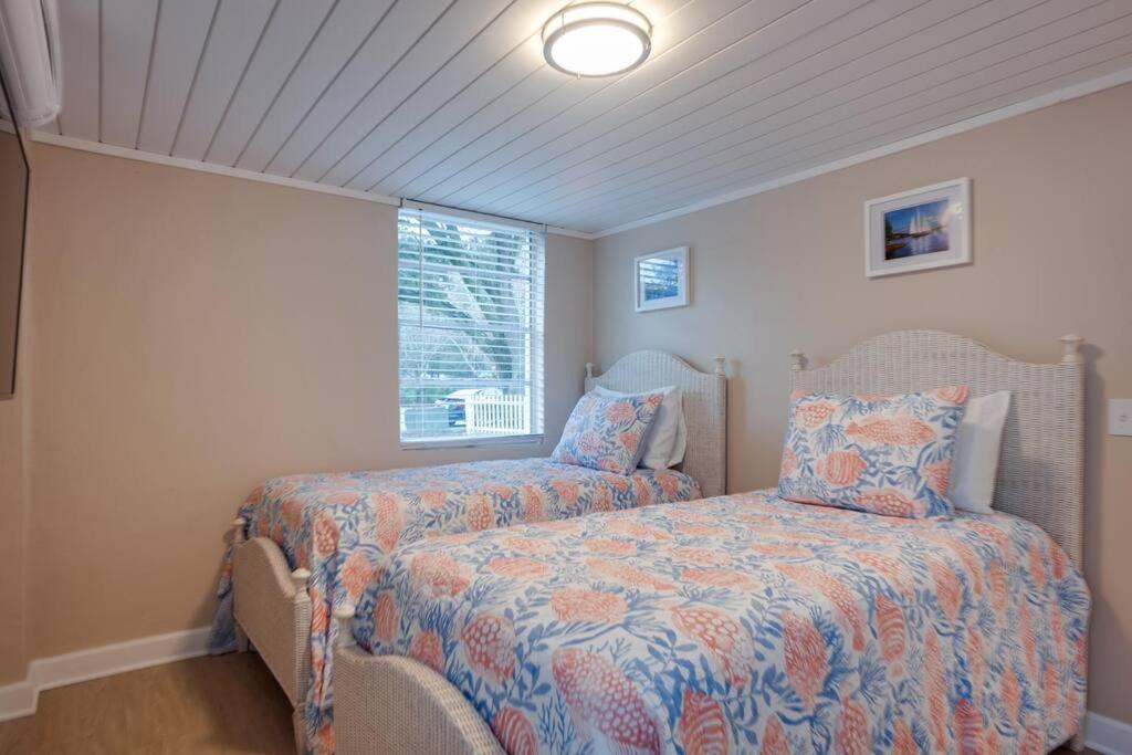 Renovated Cottage: 4th Row From The Beach! * Hilton Head Island