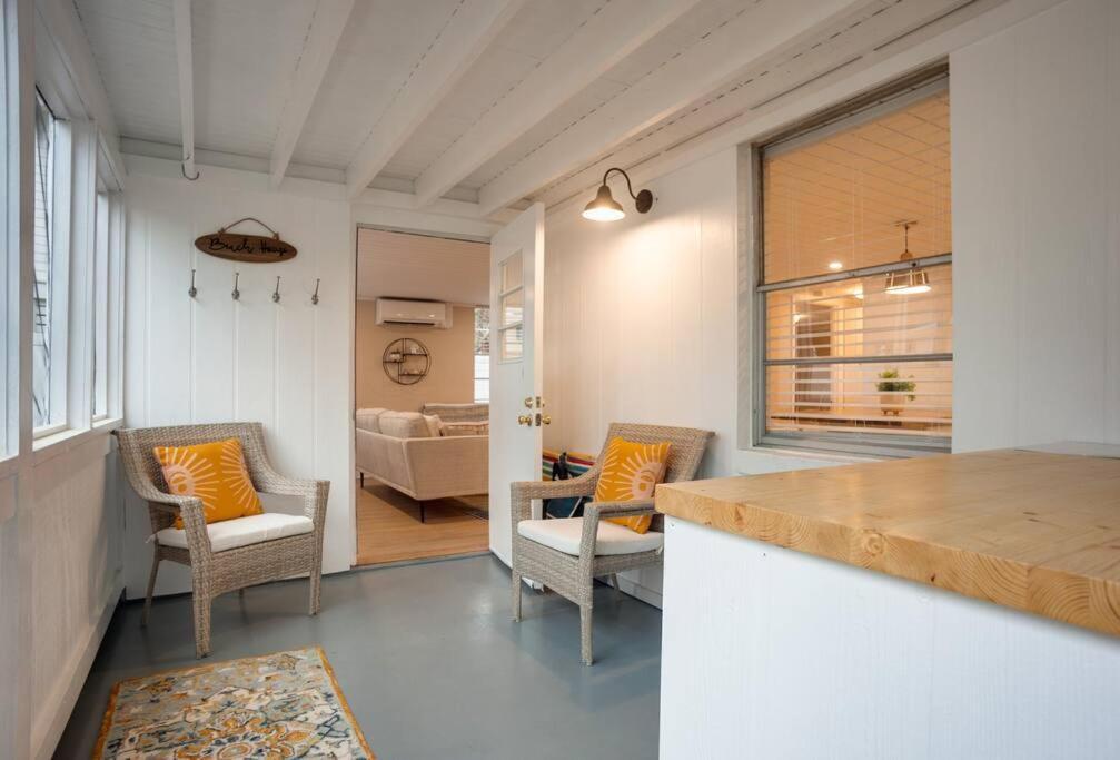 Holiday home Renovated Cottage: 4th Row From The Beach! *