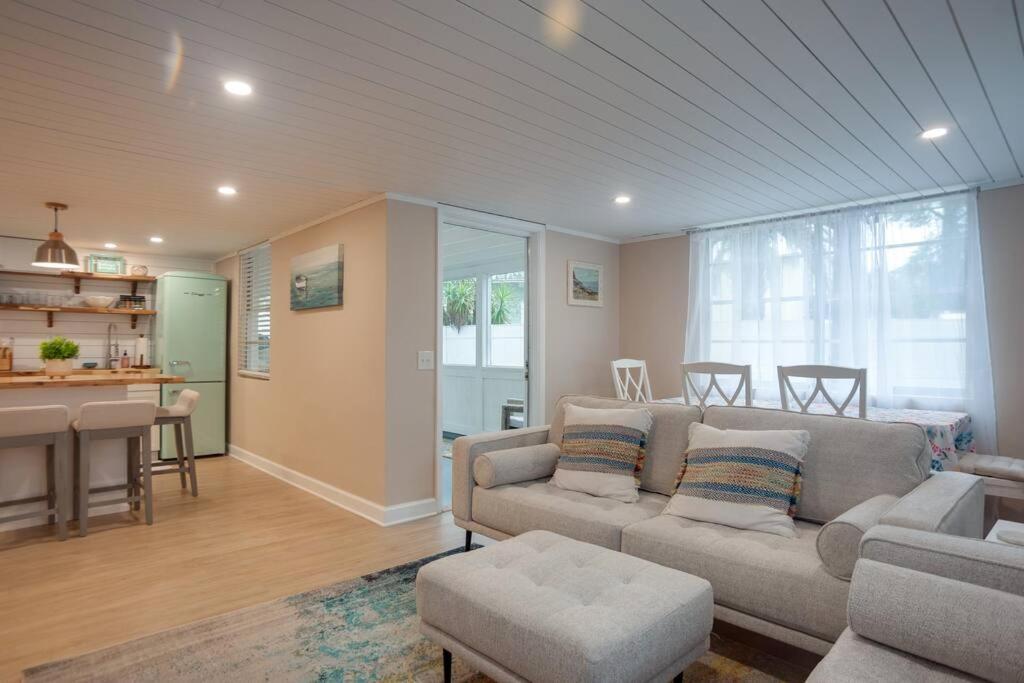 Holiday home Renovated Cottage: 4th Row From The Beach! *