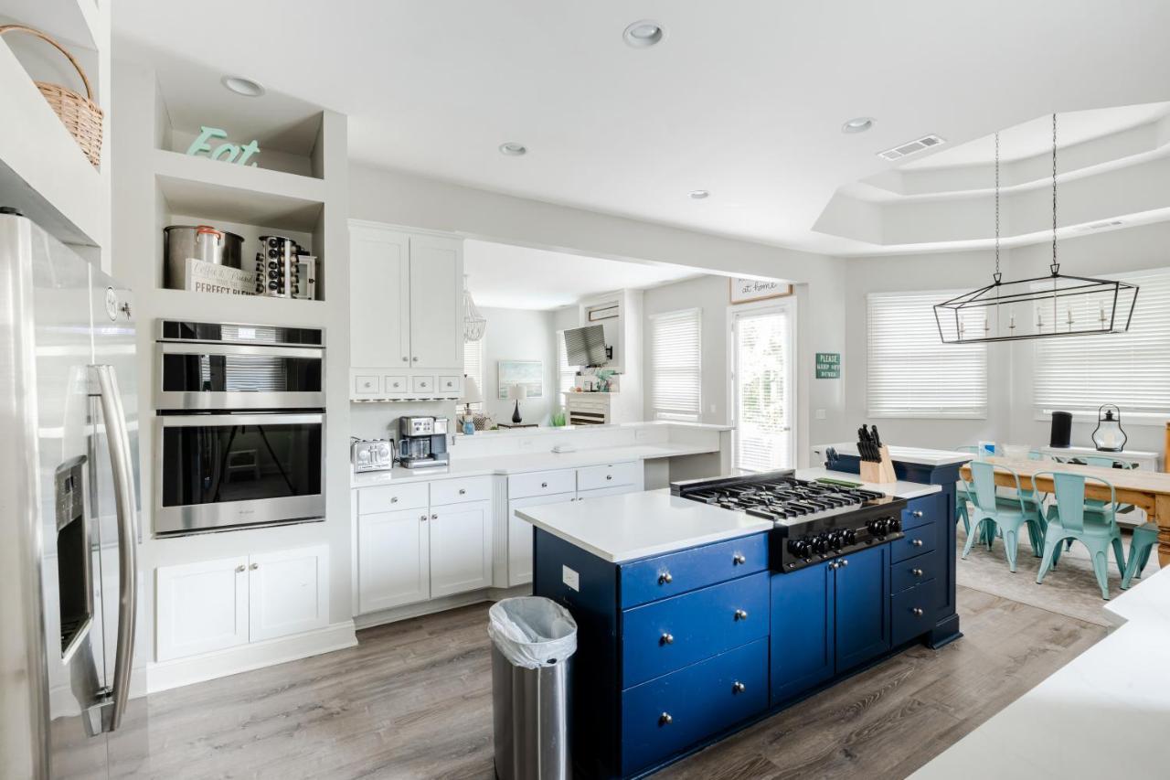 Steps From The 2nd Row Pool & Hot Tub Holiday home *