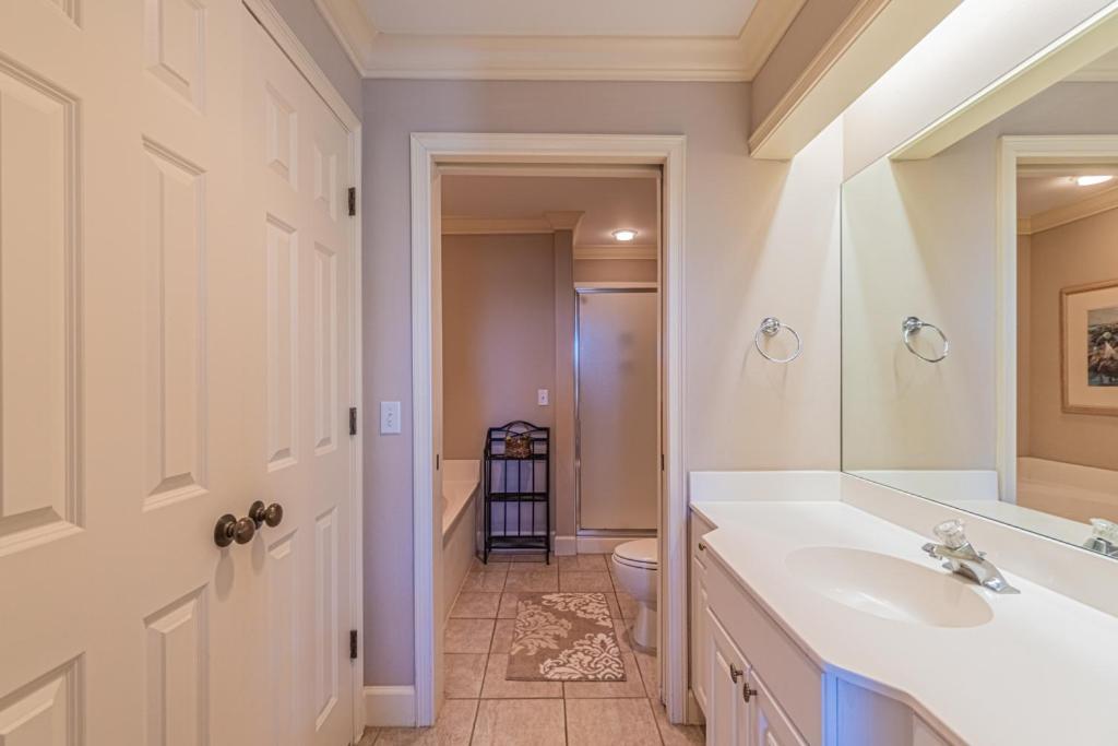 507 North Shore Walk To Steps From Restaurants And Shops Sleeps 6 North Forest Holiday home *