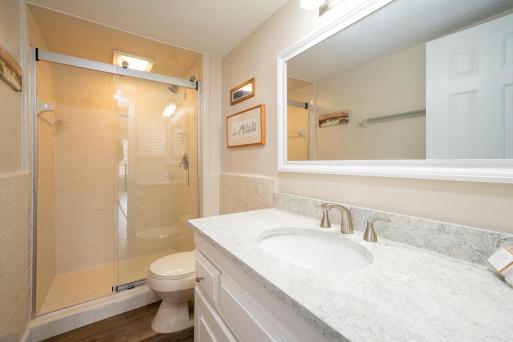 Holiday home 1737 Bluff Renovated Tommy Bahama Water Views Sleeps 6 Sea Pines
