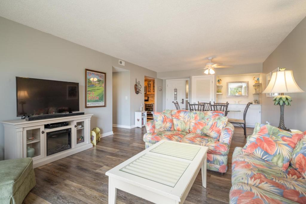 1737 Bluff Renovated Tommy Bahama Water Views Sleeps 6 Sea Pines *