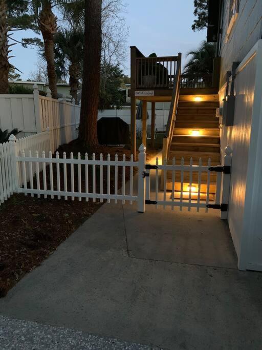 Renovated Cottage: 4th Row From The Beach! Holiday home
