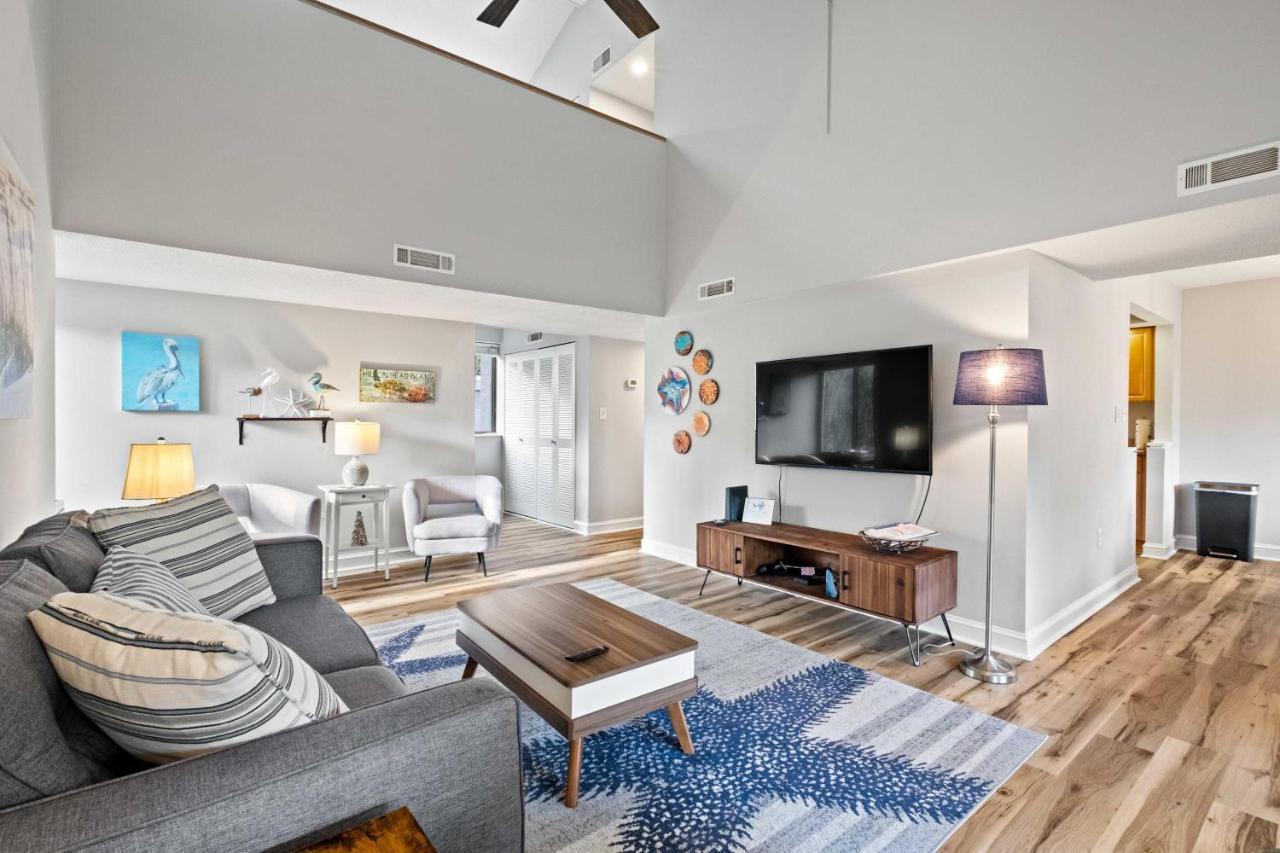 Coastal Oasis With Pool - Walk To Coligny Park Apartment *