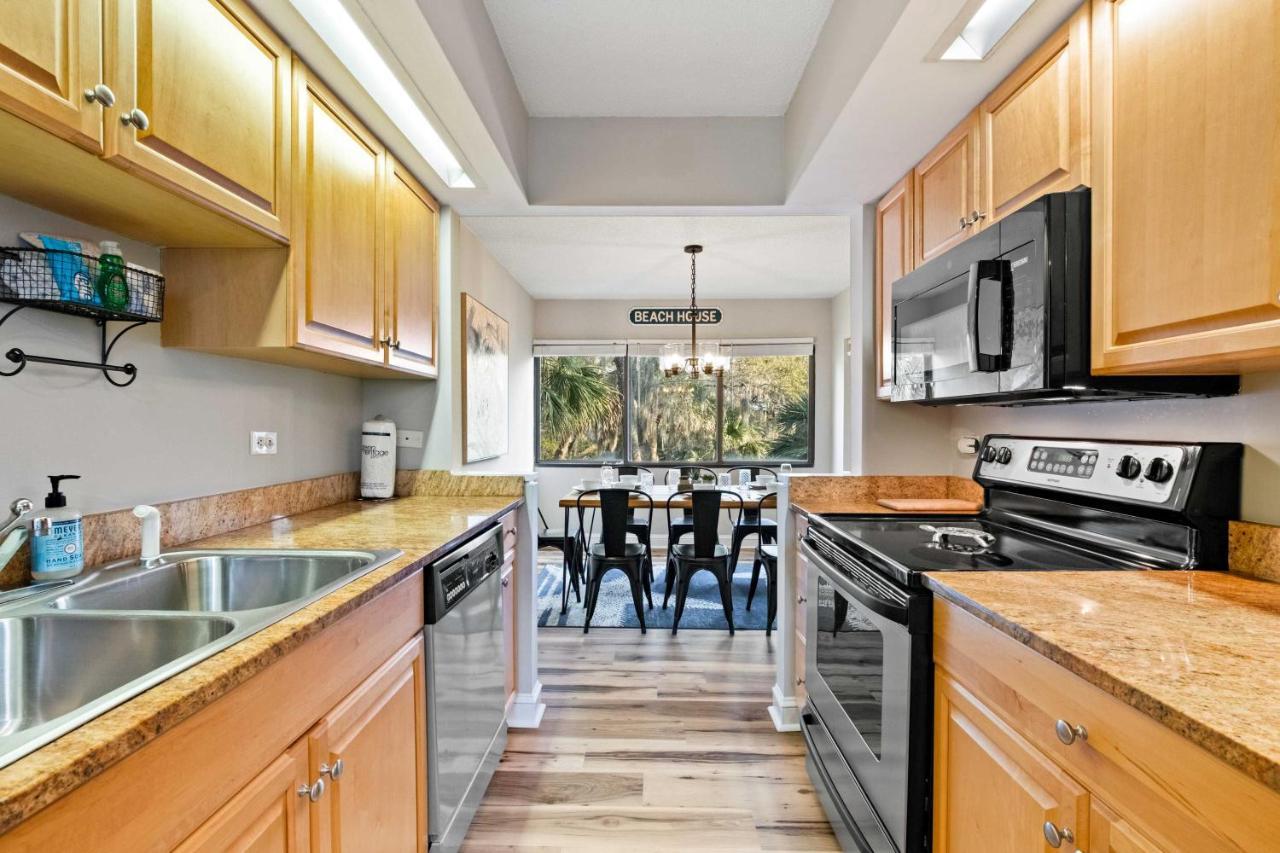 Coastal Oasis With Pool - Walk To Coligny Park Apartment