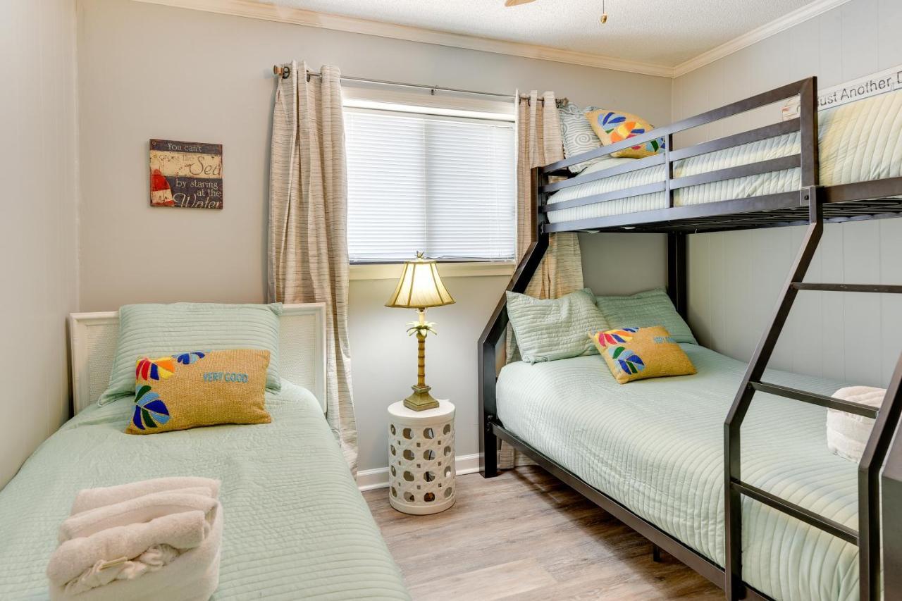 With Pool Less Than 1 Mi To Beach! Apartment *