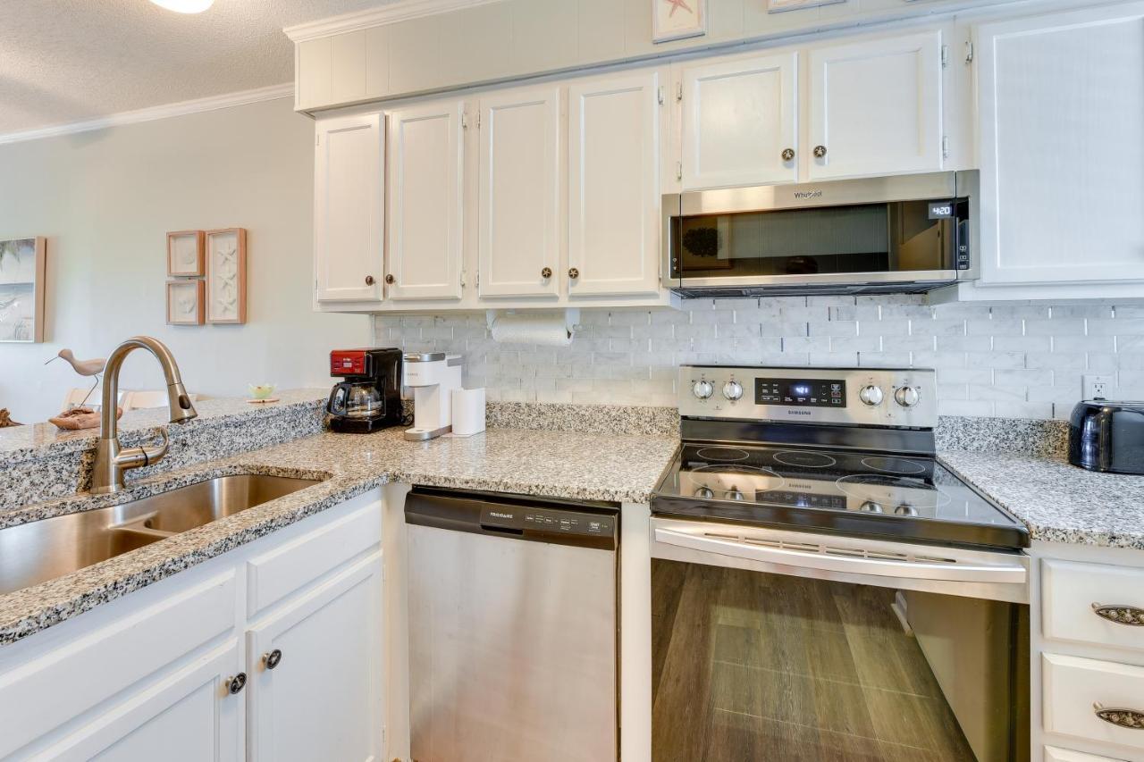 Apartment With Pool Less Than 1 Mi To Beach!