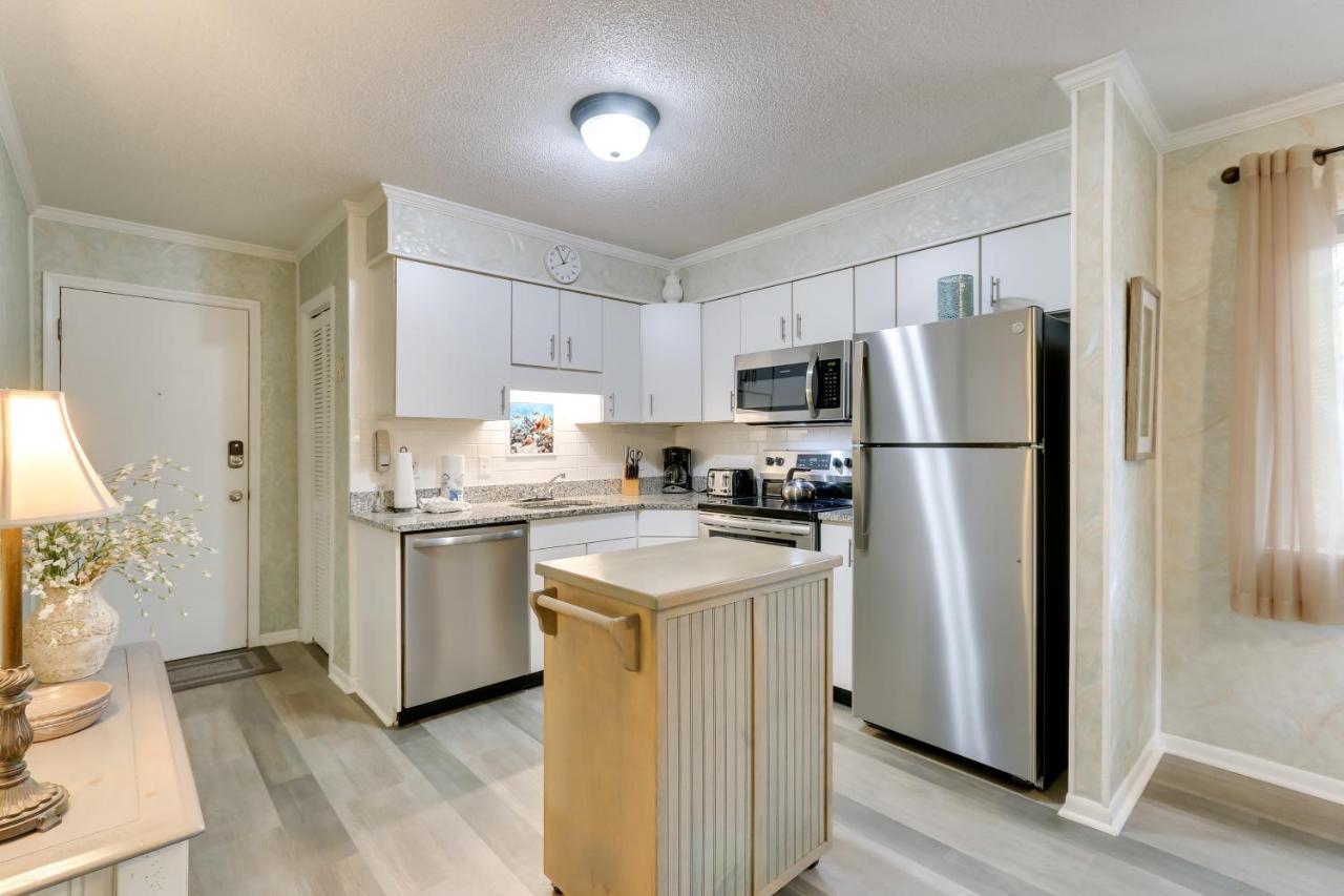 Hilton Head With Balcony And Pool, Walk To Apartment