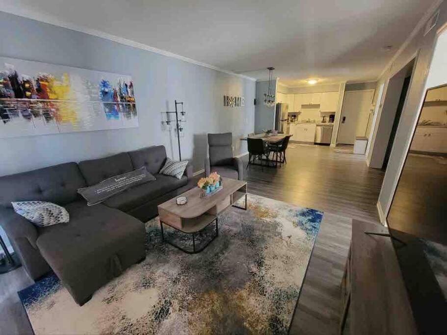 Apartment 2022 Renovated 2-bdrm Cozy, Lovely W/parking!