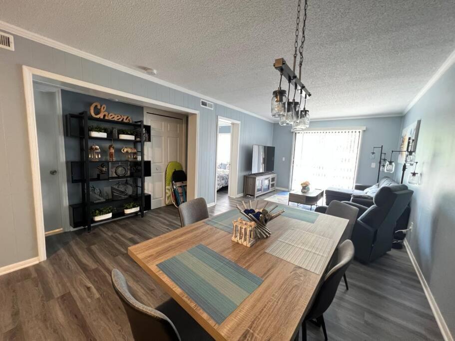 2022 Renovated 2-bdrm Cozy, Lovely W/parking! Apartment