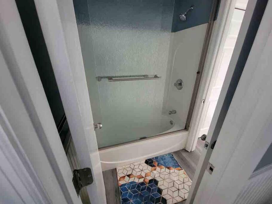 Apartment 2022 Renovated 2-bdrm Cozy, Lovely W/parking! *