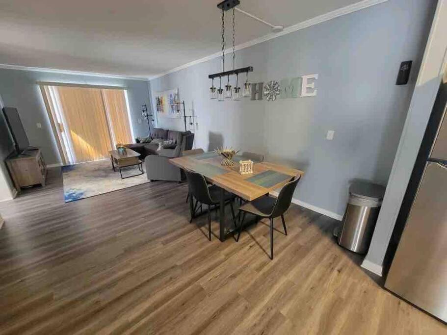 Apartment 2022 Renovated 2-bdrm Cozy, Lovely W/parking!