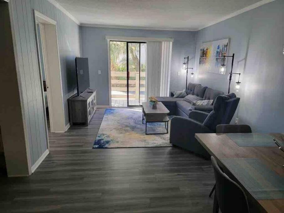 Apartment 2022 Renovated 2-bdrm Cozy, Lovely W/parking!