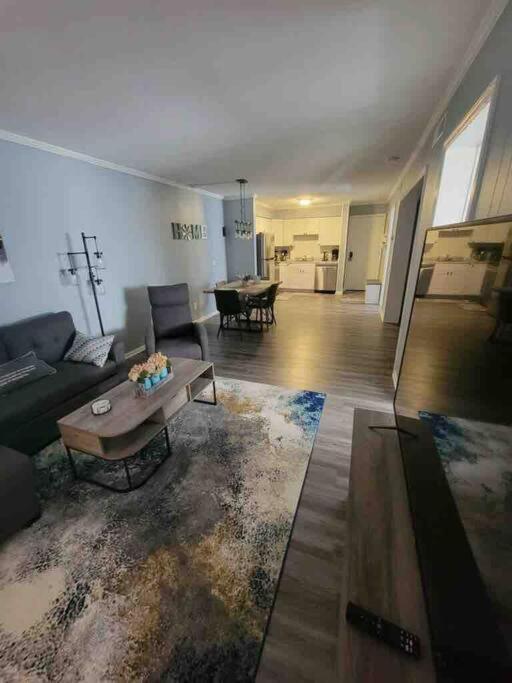 2022 Renovated 2-bdrm Cozy, Lovely W/parking! Apartment